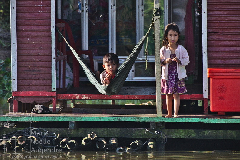 Enfants au village flottant